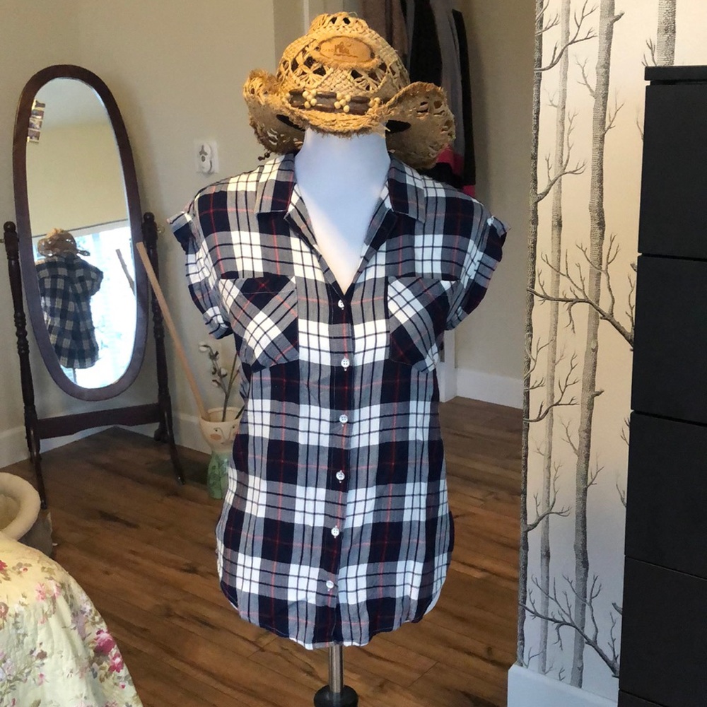 Capped sleeved plaid top